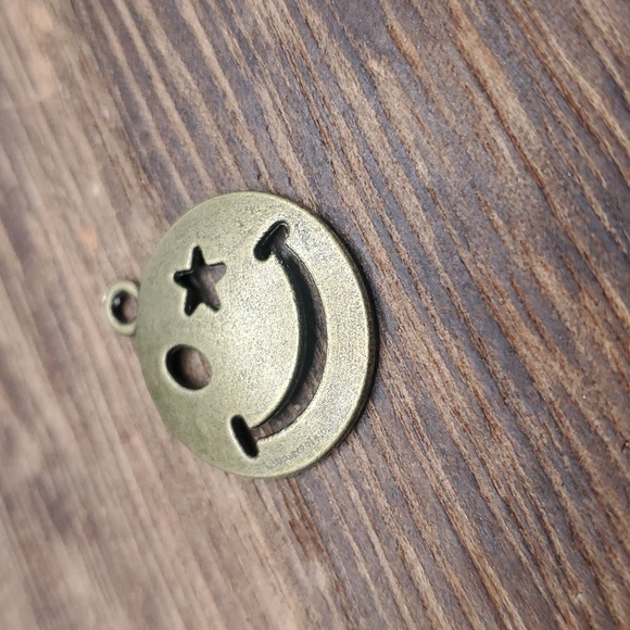 P106 grunge wink bronze smiley face punk charm pendant - Picture 2 of 2